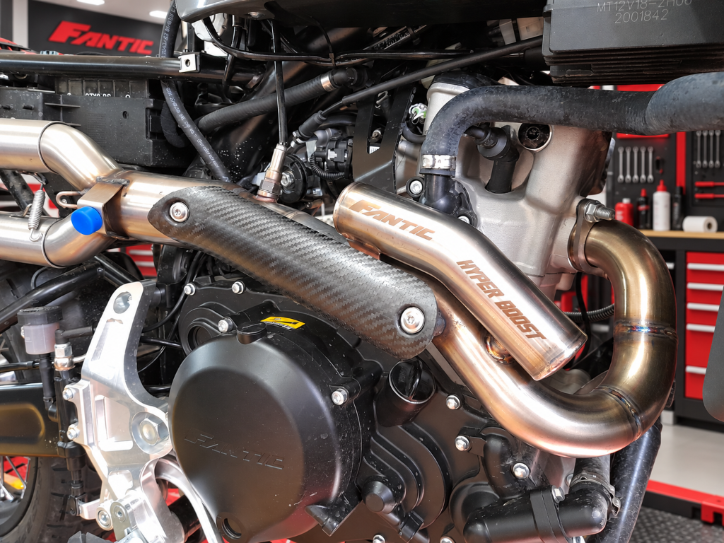 Collettore Racing Fantic by Arrow e paracalore in fibra di carbonio